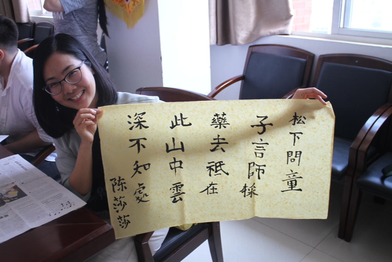 清迈大学师生练习中国书法