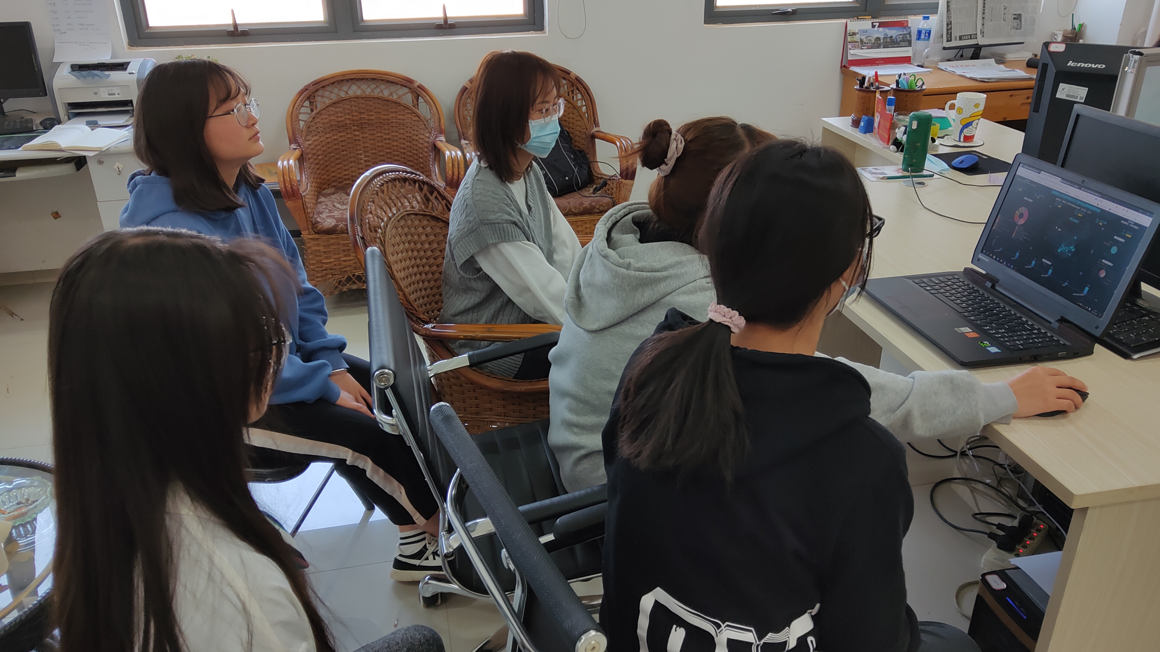 学生参加网络双选会