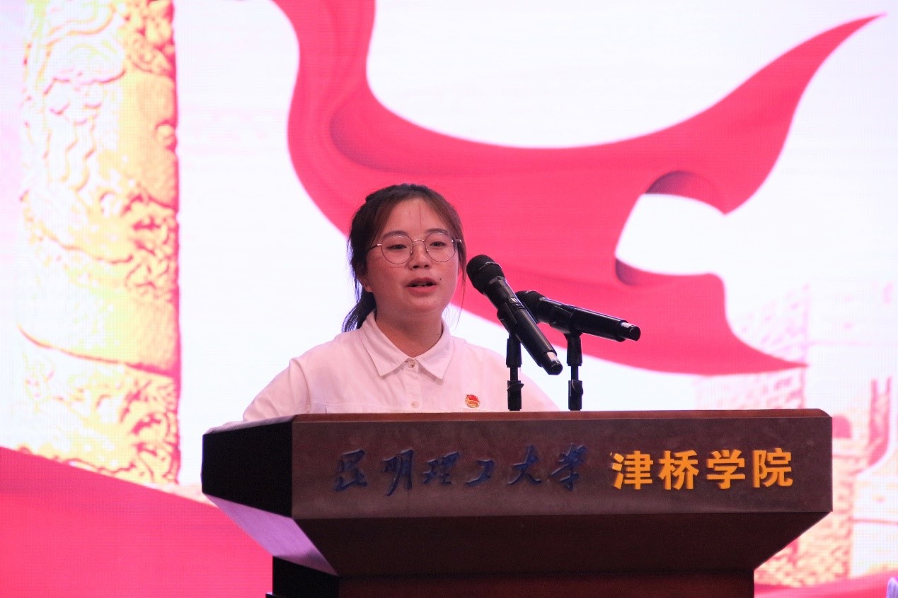 团员标兵刘微同学发言
