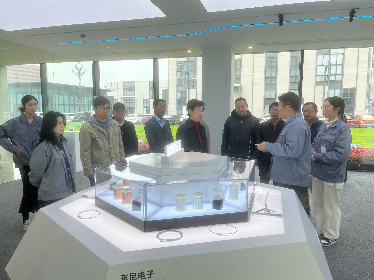 图11：参观东尼电子展厅