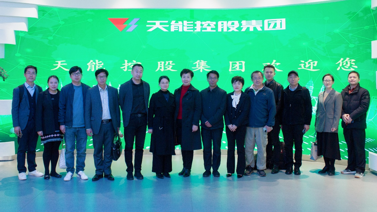 图4：参观天能控股集团展厅